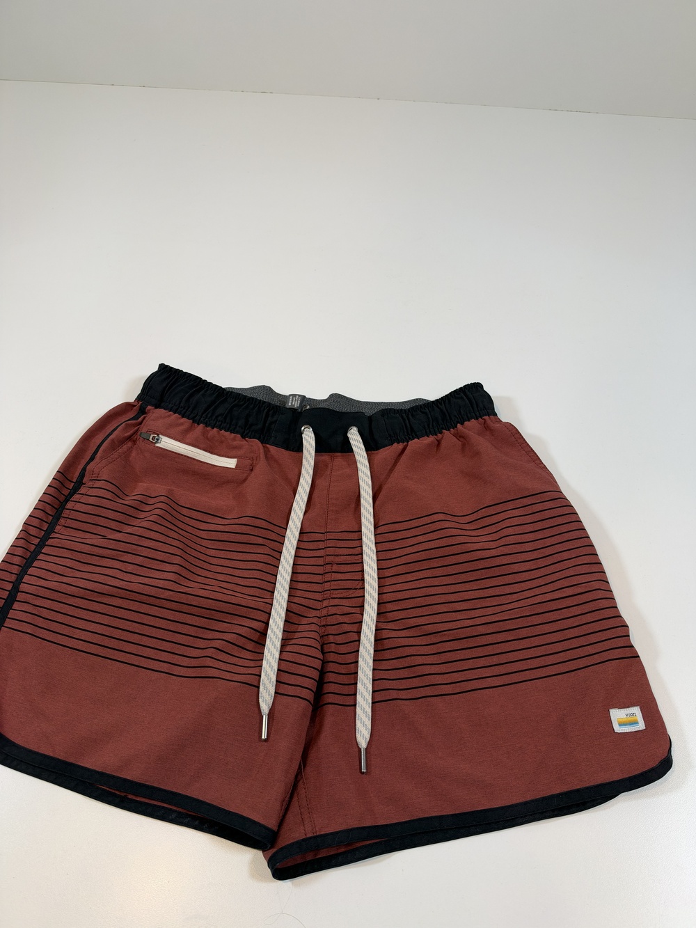 Vuori Banks Shorts Mens Medium Red Striped 5 Inseam Knit Athletic Running Gym